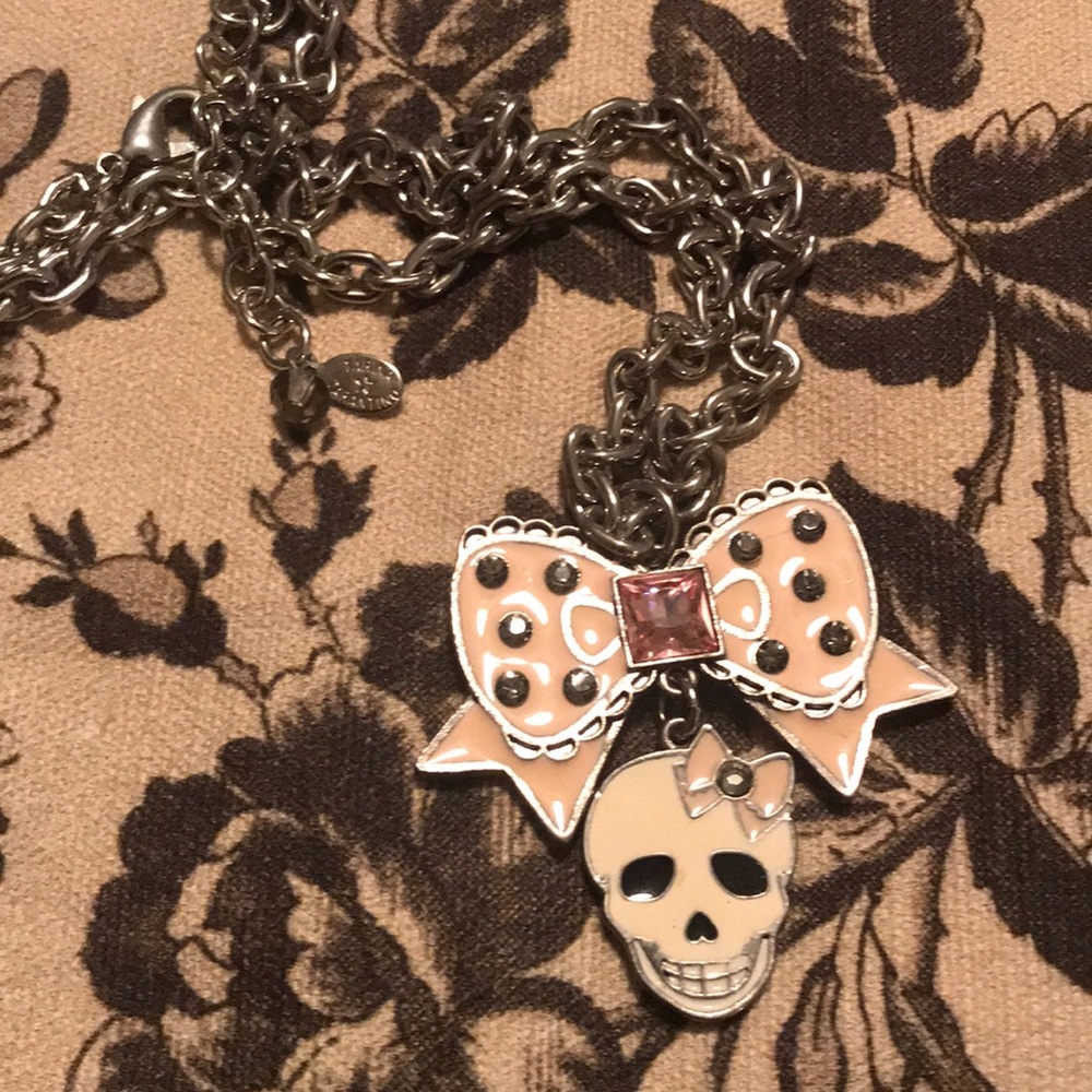 Tarina Tarentino skull necklace